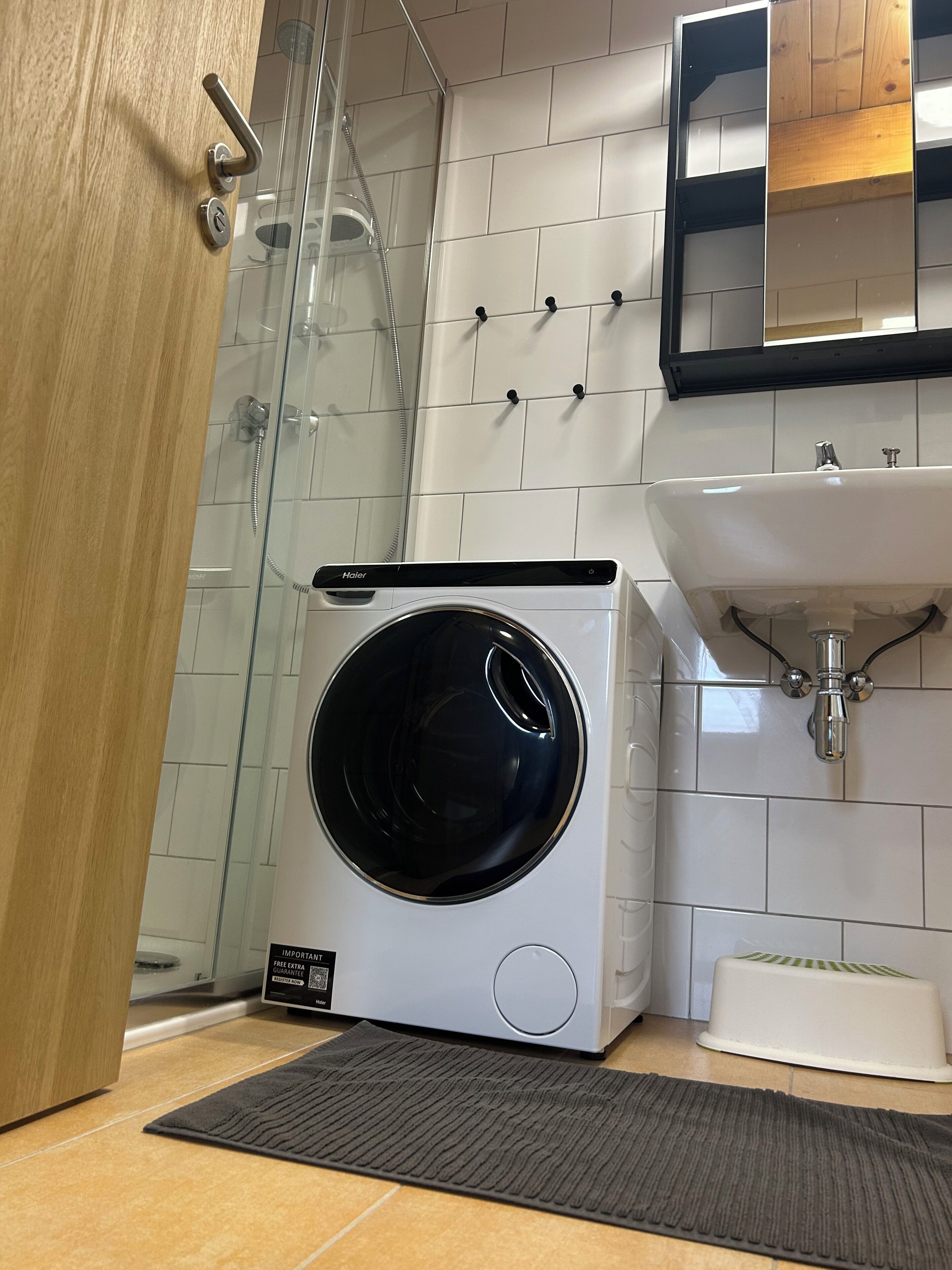 Douche, sèche-cheveux, serviettes fournies, savon