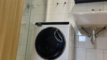 Douche, sĂšche-cheveux, serviettes fournies, savon