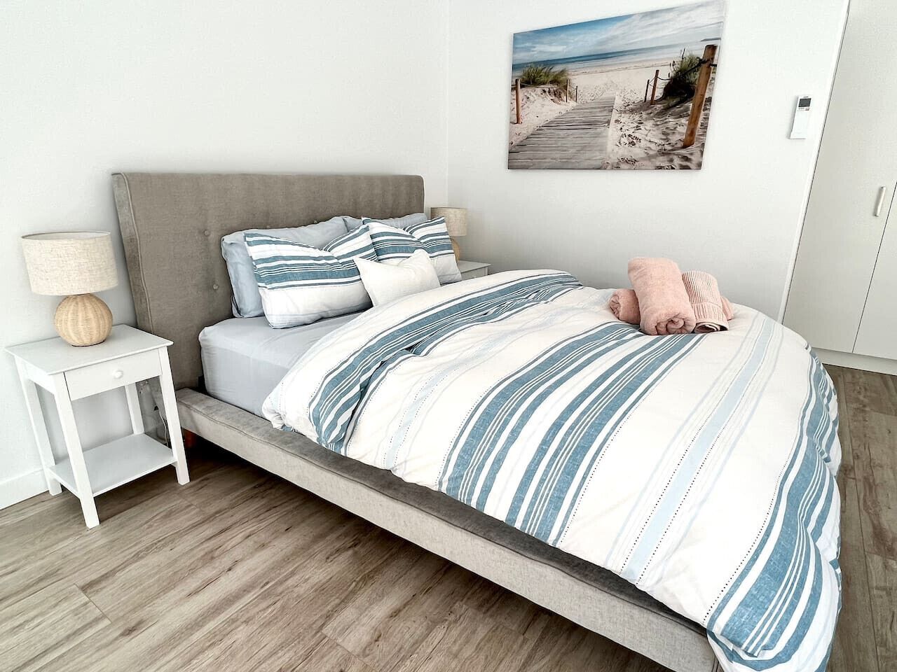 Tabla de planchar con plancha, wifi gratis, ropa de cama