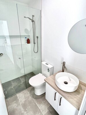 Bruser, hårtørrer, håndklæder, Sæbe