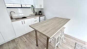 Réfrigérateur, micro-ondes, cafetière/bouilloire, bouilloire électrique