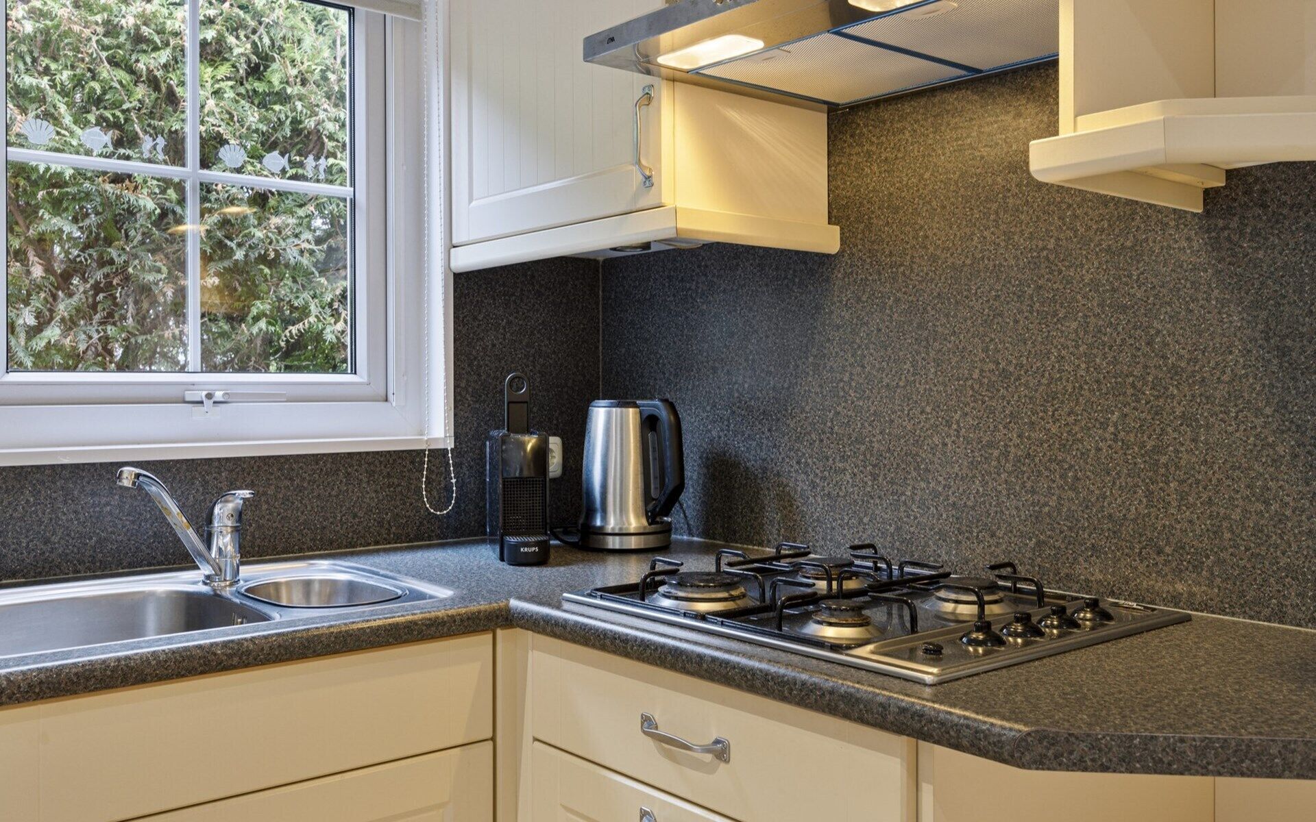 Een koelkast, een magnetron, een oven, een kookplaat