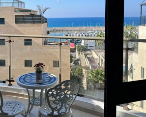 Outdoor dining - Apartment in a central location on Ashkelon beach, with a view of the marina (Ashkelon)