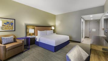 房內夾萬、書桌、手提電腦工作空間、遮光窗簾/窗簾