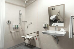 Habitación, 1 cama Queen size, con acceso para personas discapacitadas | Baño | Regadera con hidromasaje y amenidades de baño ecológicas 