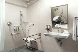 Habitación, 1 cama Queen size, con acceso para personas discapacitadas | Baño | Regadera con hidromasaje y amenidades de baño ecológicas