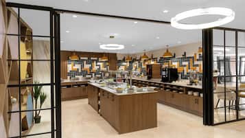 Serveert ontbijt, lunch en diner