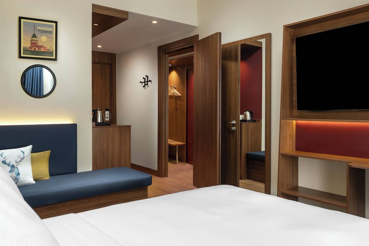 Room, 1 Katil Ratu (Queen), Connecting Rooms | Bar mini, peti besi dalam bilik, meja, ruang kerja komputer riba