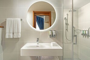 Regadera con hidromasaje y amenidades de baño ecológicas 