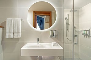 Regadera con hidromasaje y amenidades de baño ecológicas