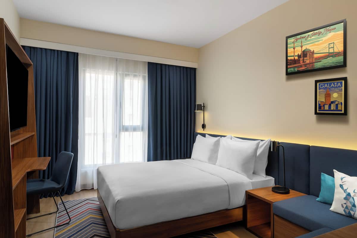 Room, 1 Katil Ratu (Queen) dengan Katil Sofa | Bar mini, peti besi dalam bilik, meja, ruang kerja komputer riba