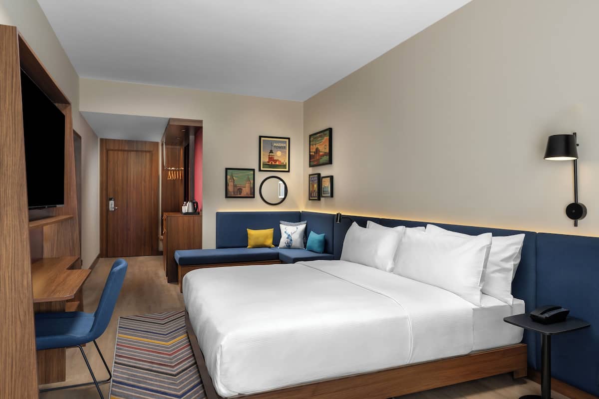 Habitación, 1 cama King size y sofá cama | Minibar, caja de seguridad en la habitación y escritorio