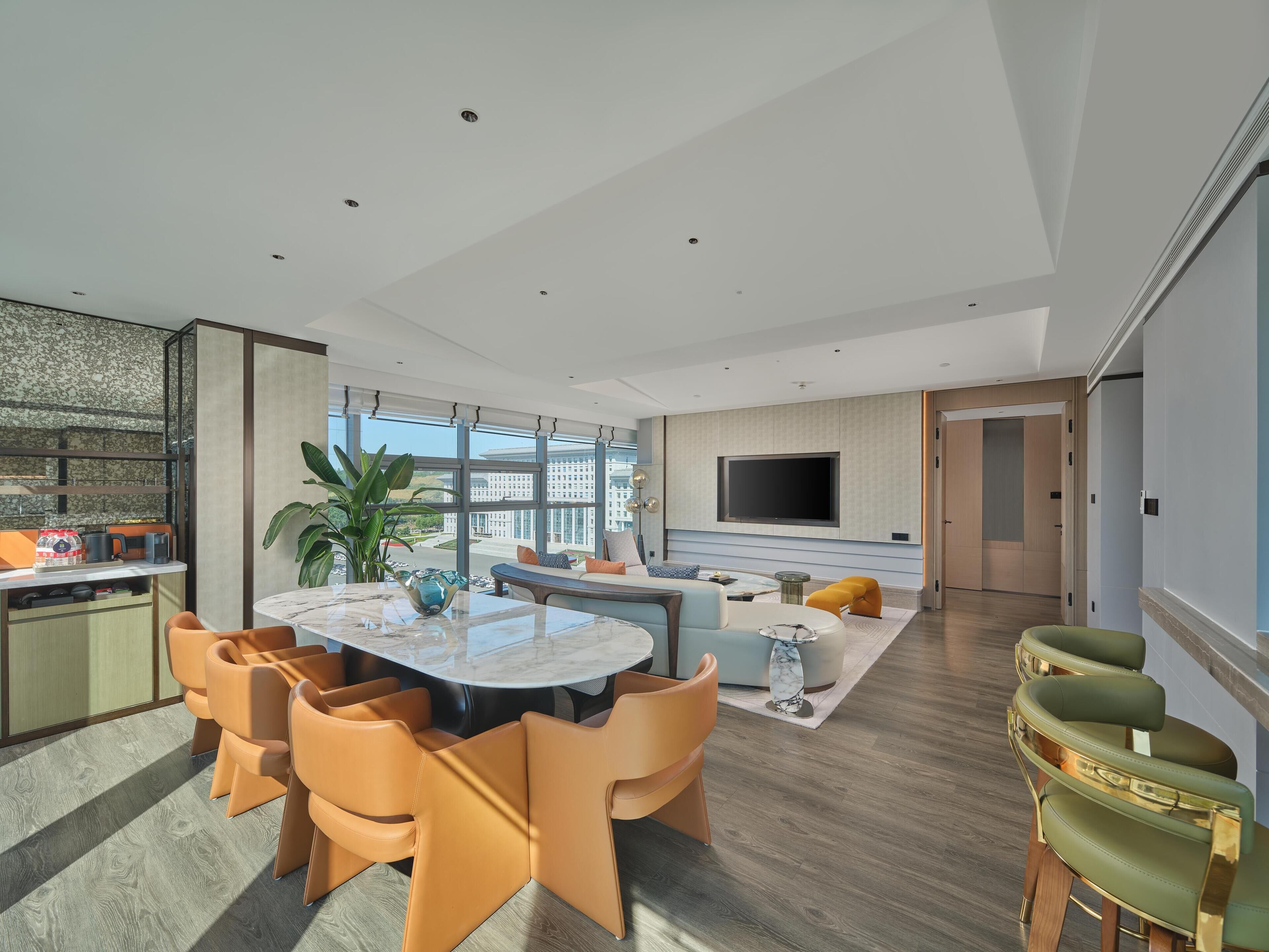 Suite Deluxe, 1 cama King size | Área de sala de estar | Televisión LCD 