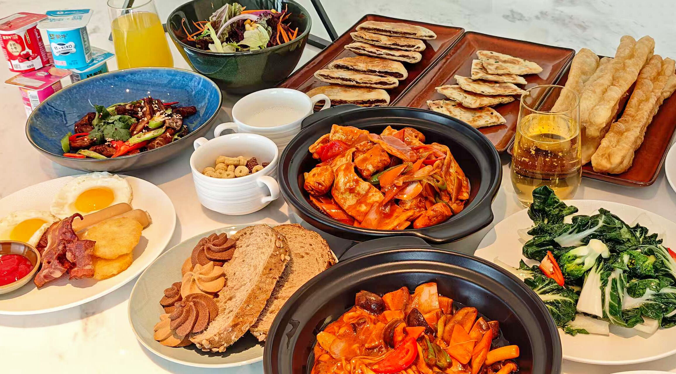 Daily buffet breakfast (CNY 138 per person)