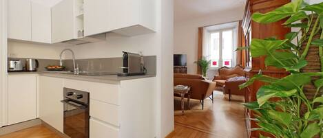 Réfrigérateur, micro-ondes, four, plaque de cuisson