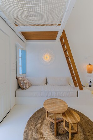 Superior Suite with Sea View and Outdoor Heated Jacuzzi | 起居區 | 平面電視