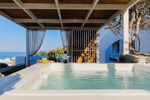 Safe på rommet, blendingsgardiner, lydisolert og strykejern/-brett