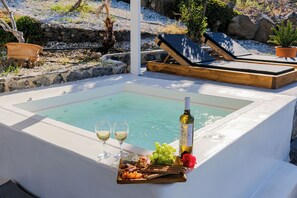 Suite with Sea View and Outdoor Heated Jacuzzi | Terrace/patio