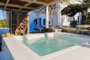 Suite with Sea View and Outdoor Heated Jacuzzi | Living area | Flat-screen TV - SunSea Living Suites (Santorini)