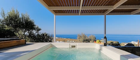 Villa with Sea View and Outdoor Heated Jacuzzi | Verönd/útipallur