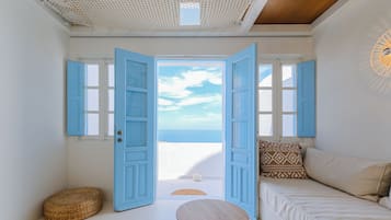 Superior Suite with Sea View and Outdoor Heated Jacuzzi | Een kluis op de kamer, verduisterende gordijnen, geluiddichte muren