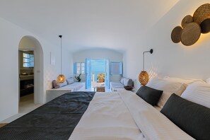 خزنة داخل الغرفة وستائر تعتيم وتجهيزات عازلة للصوت ومكواة/لوح كي