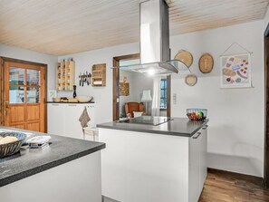 Kjøleskap, mikrobølgeovn, ovn og oppvaskmaskin