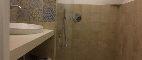 Secador de pelo, toallas, jabón y papel higiénico