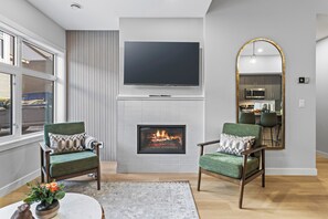 Smart TV, fireplace