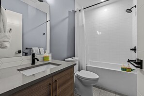 Ein modernes Badezimmer mit Waschbecken, Toilette und Badewanne.