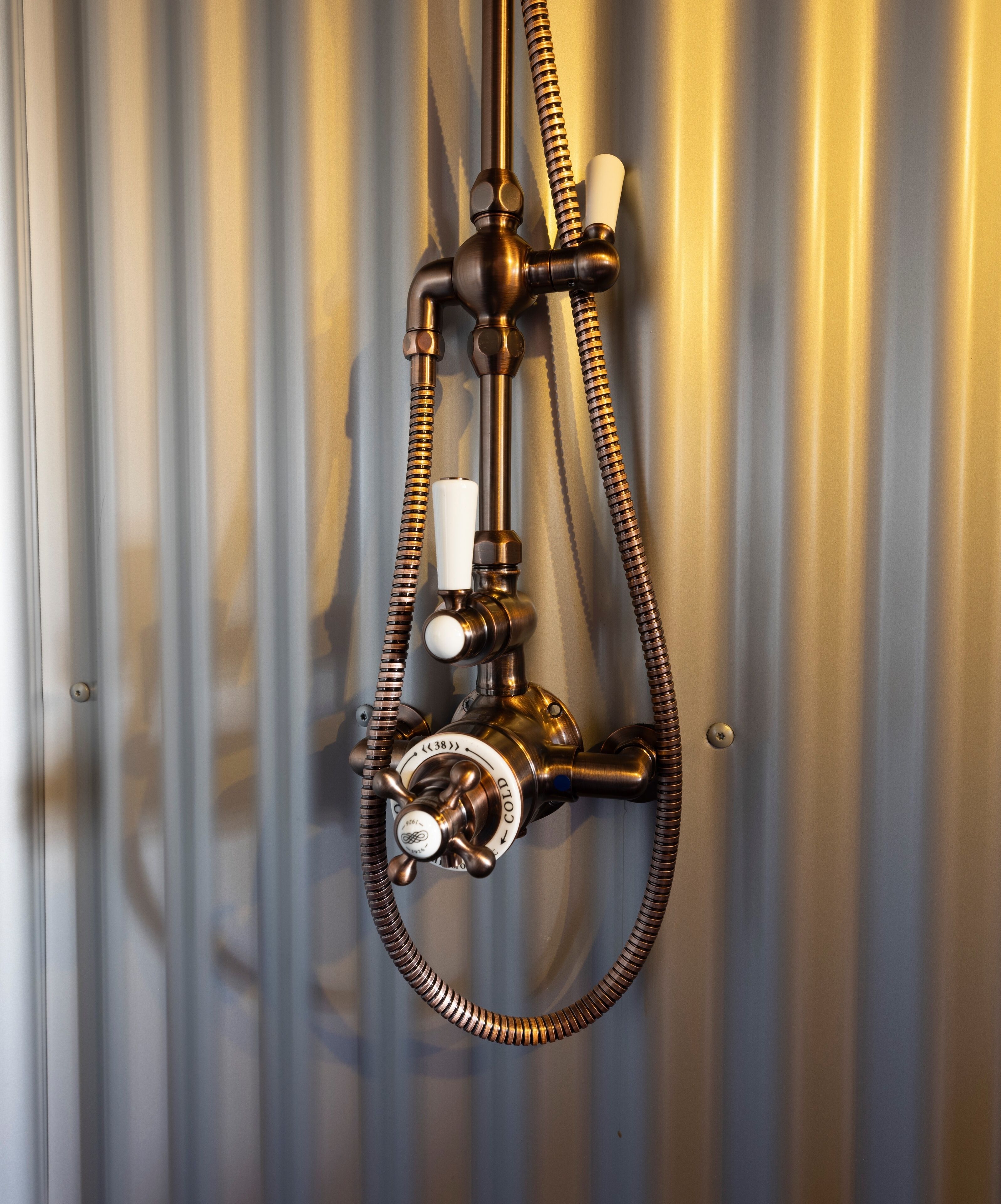 تجهيزات دش، مستلزمات مجانية للعناية الشخصية، مجففات شعر، مناشف