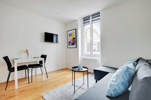 Smart TV, offices - Studio Chic et Cosy -2P- Nanterre (Nanterre)