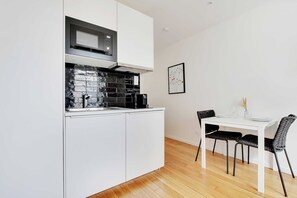 Fridge, microwave, stovetop, coffee/tea maker - Studio Chic et Cosy -2P- Nanterre (Nanterre)