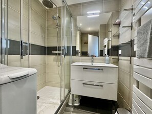 Shower, hair dryer, towels - Loubapa, first floor with terrace (Courseulles-sur-Mer)