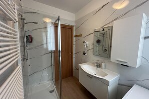 Chuveiro, secador de cabelo, bidê, toalhas de banho