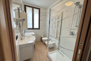 Shower, hair dryer, bidet, towels