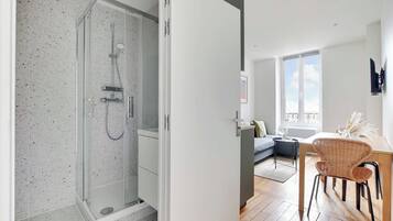 Regadera, secadora de cabello, toallas