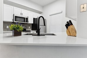 Fridge, microwave, oven, stovetop - CozySuites Chandler 2BR with 2 pools + Jacuzzi! 12 (Chandler)