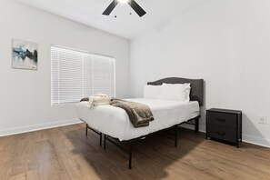 1 soverom, skrivebord, strykejern/-brett og wi-fi