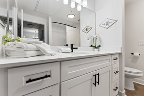 Dusj, hårføner og håndklær