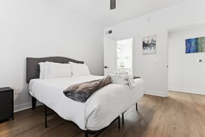 1 bedroom, desk, iron/ironing board, WiFi - CozySuites Chandler 1BR with 2 pools & Jacuzzi! 09 (Chandler)