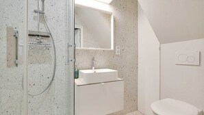 Douche, sèche-cheveux, serviettes fournies, shampoing