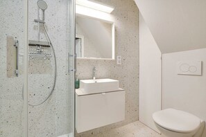 A modern bathroom with a freestanding shower, a sink, and a toilet. - Charming duplex - 1BR-4P- Nanterre (Nanterre)