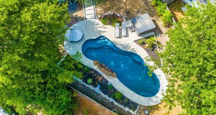 Mins to Domain -4BR Newly Reno Home - Pool+Jaccuzi - Pool +PingPong Table