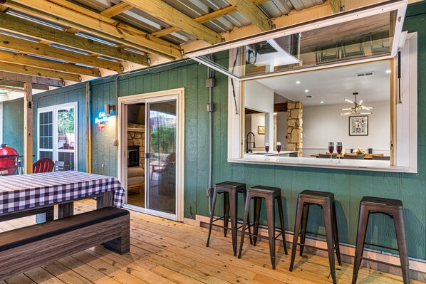 Outdoor dining - Mins to Domain -4BR Newly Reno Home - Pool+Jaccuzi - Pool +PingPong Table (Austin)