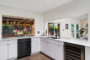 Fridge, microwave, oven, stovetop - Mins to Domain -4BR Newly Reno Home - Pool+Jaccuzi - Pool +PingPong Table (Austin)