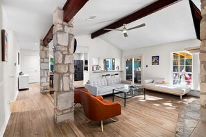 Smart TV, fireplace, video games, table tennis - Mins to Domain -4BR Newly Reno Home - Pool+Jaccuzi - Pool +PingPong Table (Austin)