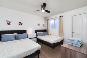 4 habitaciones, tabla de planchar con plancha y cuna de viaje