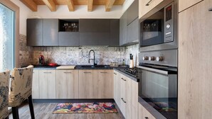 Uma cozinha moderna com armários de madeira, micro-ondas e fogão a gás.