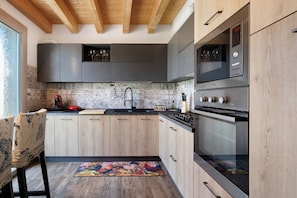 Réfrigérateur, four à micro-ondes, un four, surface de cuisson
